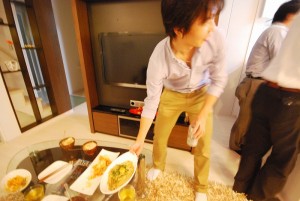 料理を運ぶ波田野さん。