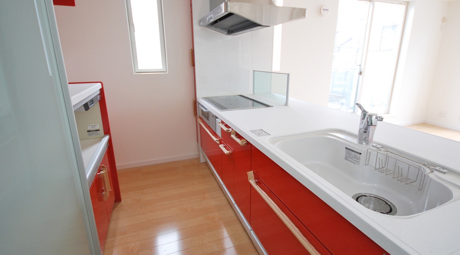 【葛飾区立石の新築一戸建て】赤いキッチンが映える家