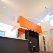 【葛飾区立石の新築一戸建て】オレンジが映えるシンプルモダンの家