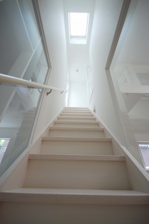 透明ガラスを使用した階段です。