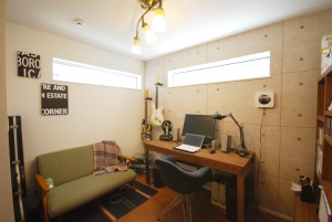 壁紙とマッチした旦那さまのお部屋