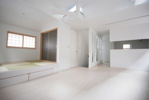 白を基調とした明るいリビングです。